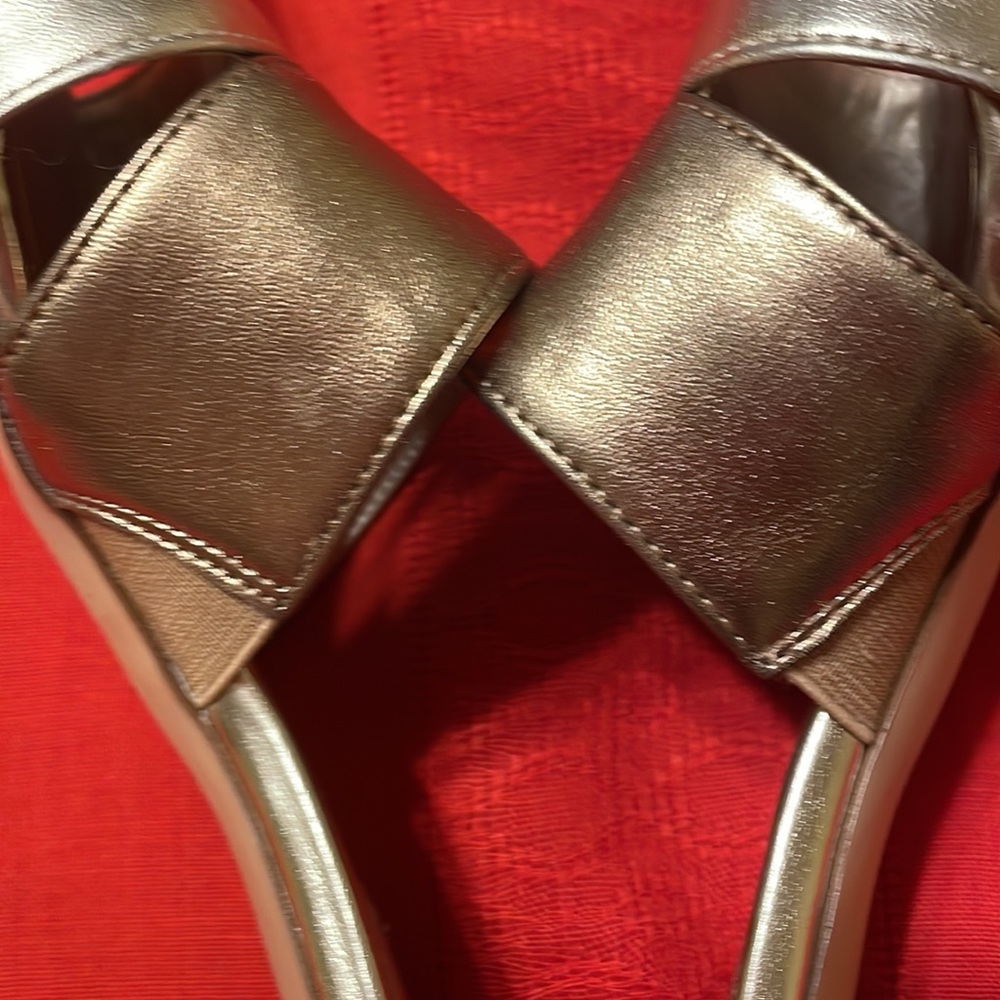 Bandolino cute Gold slip on sandals with dainty heels. (Mlb) - Picture 9 of 10